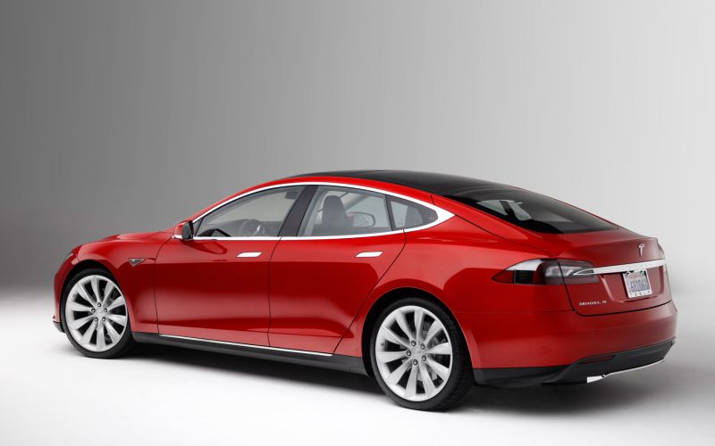 2013-tesla-model-s-rear-three-quarter-1